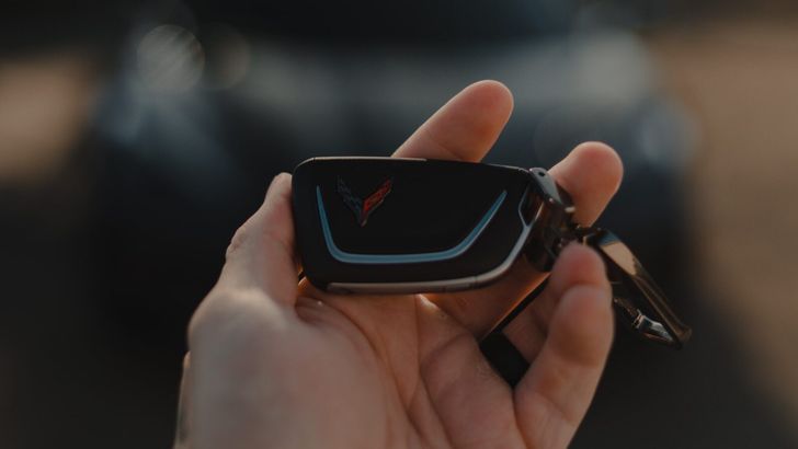 Брелок автосигнализации в руках