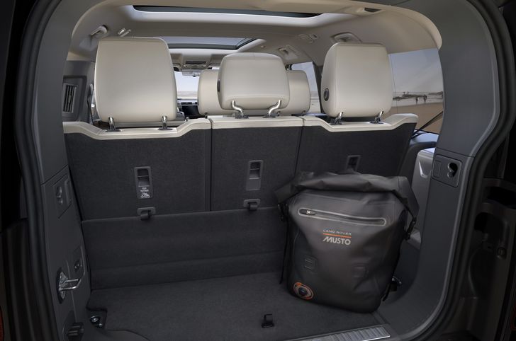 Интерьер Land Rover Defender 130