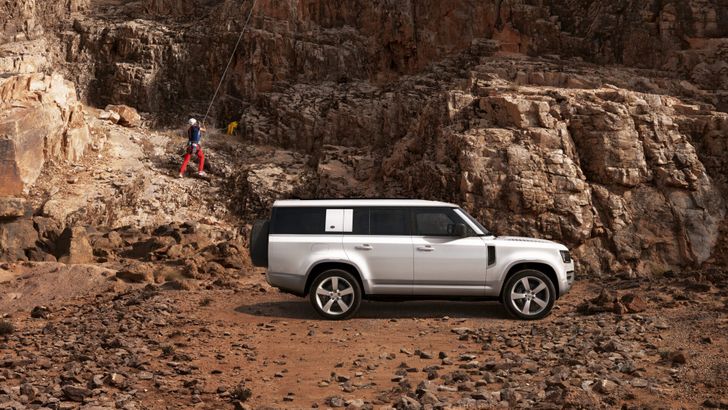 Интерьер Land Rover Defender 130