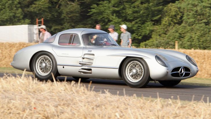 В Германии на аукционе продали автомобиль Mercedes-Benz 300 SLR Uhlenhaut за 135 млн евро