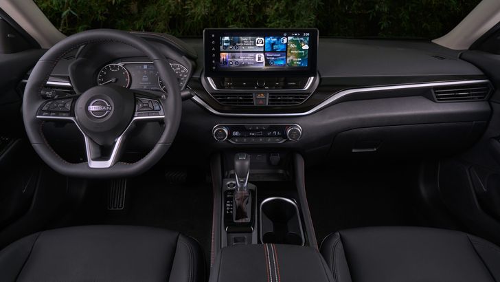Интерьер Nissan Altima 2023 модельного года
