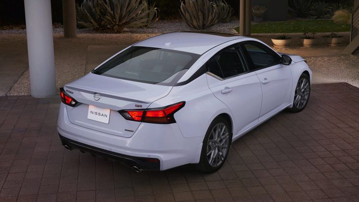 Экстерьер Nissan Altima 2023 модельного года