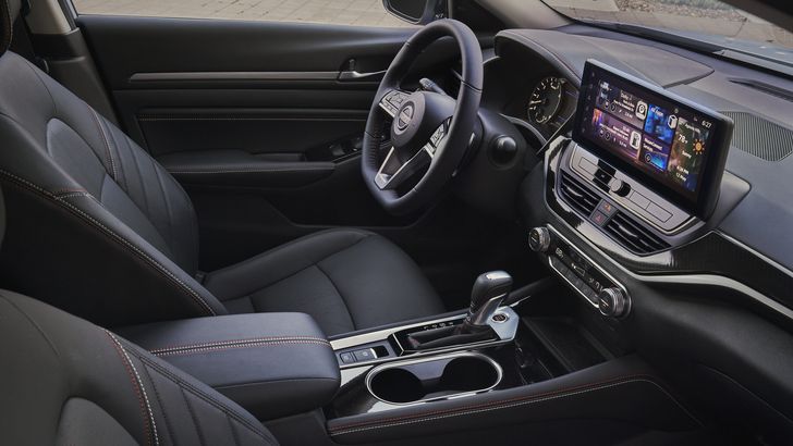 Интерьер Nissan Altima 2023 модельного года