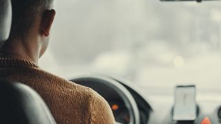 Водитель за рулем автомобиля