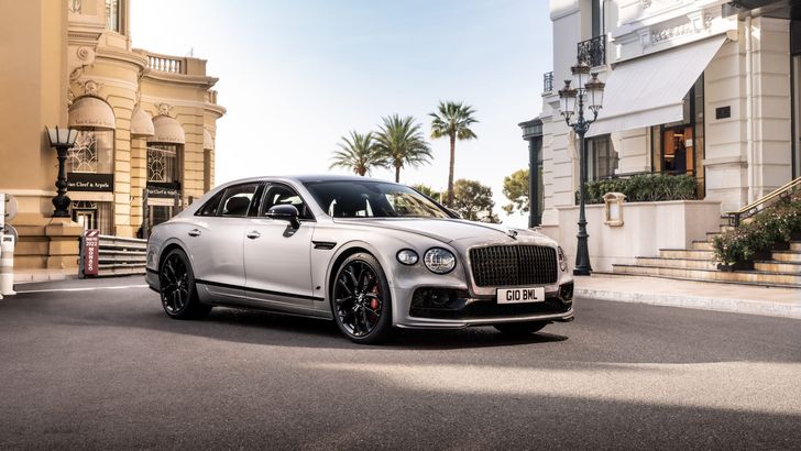 Компания BENTLEY представила спортивный седан BENTLEY FLYING SPUR S 2023 года