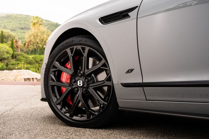 Экстерьер Flying Spur S