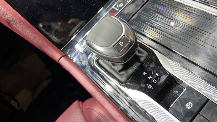 Интерьер Hongqi H5