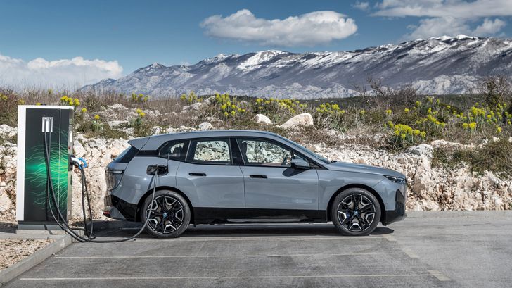 Электрический кроссовер BMW iX может получить запас хода до 1 тыс. километров