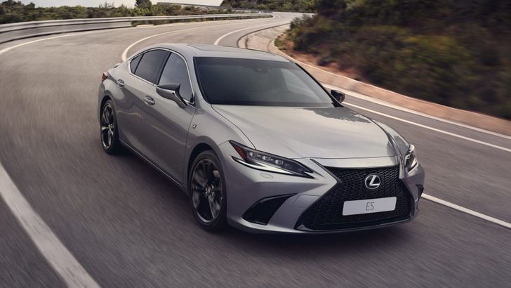 Премиальный аналог Toyota Camry вернулся на российский рынок. Сколько он стоит теперь