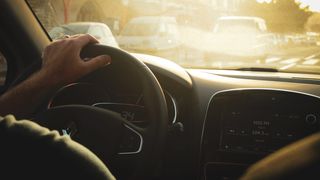 Водитель за рулем автомобиля