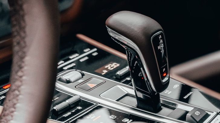 Названа средняя стоимость автомобилей на «автомате» и «механике»