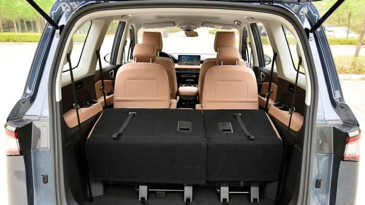 Интерьер Wuling Jiachen