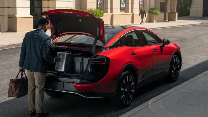 Кросс-седан Toyota Crown