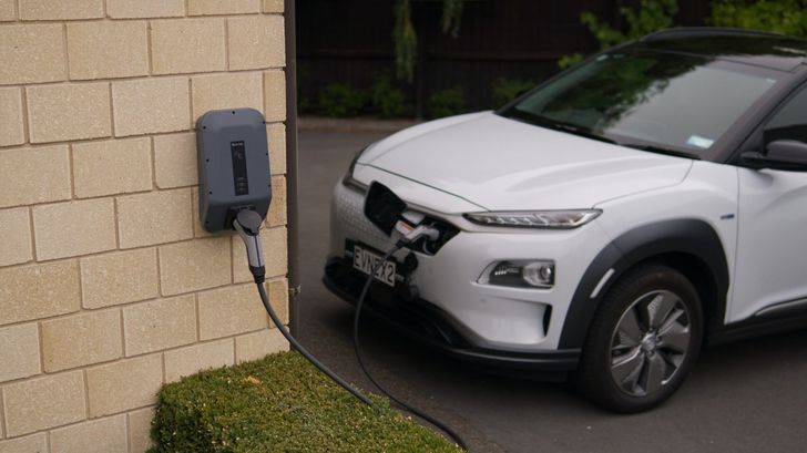 Четверть американцев планируют пересесть на электромобили из-за роста цен на бензин