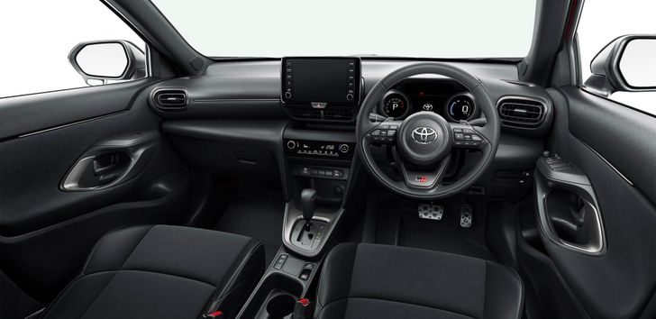 Интерьер Toyota Yaris Cross GR Sport
