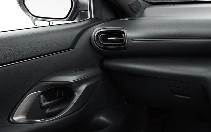 Интерьер Toyota Yaris Cross GR Sport