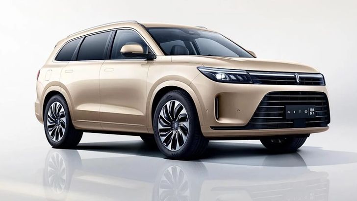 В России начали продавать гибридные кроссоверы Aito M7: известны цены