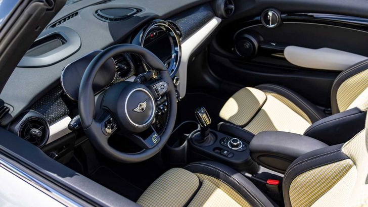 Интерьер MINI Cooper SE Convertible