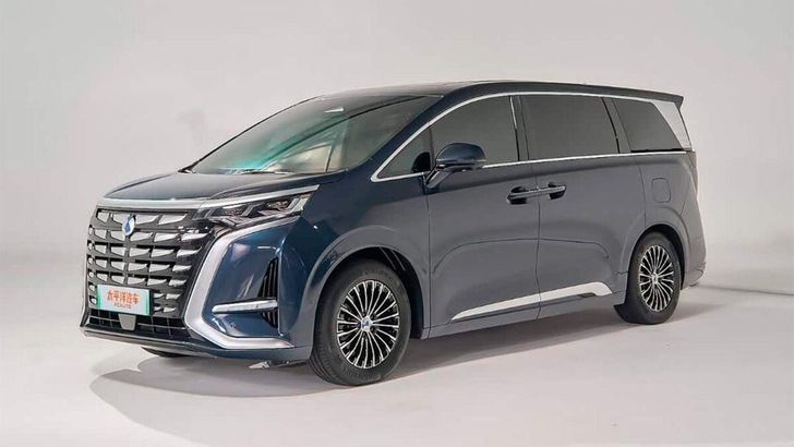 Китайцы начинают продажи нового роскошного минивэна за 3 млн рублей