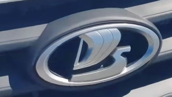 Автоконцерн АВТОВАЗ убрал хромированные детали с кузова упрощенной LADA Granta 2022 года