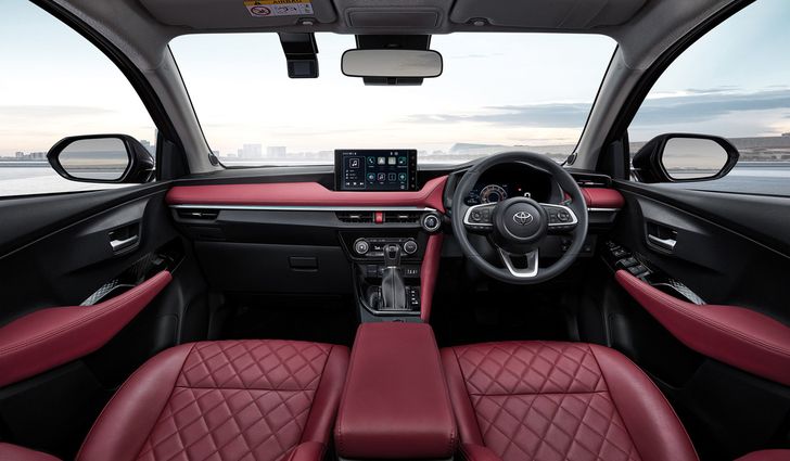 Салон Toyota Yaris Ativ