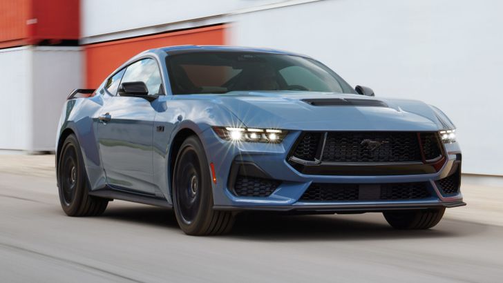 Почему новый Ford Mustang вопреки тренду на электрокары сохранил ДВС