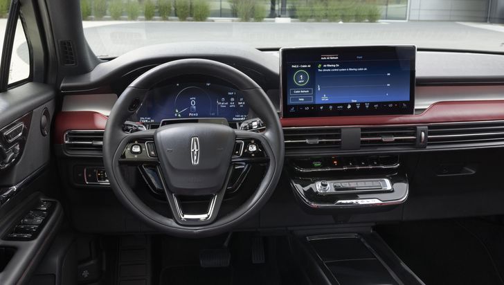 Интерьер Lincoln Corsair 2023 года