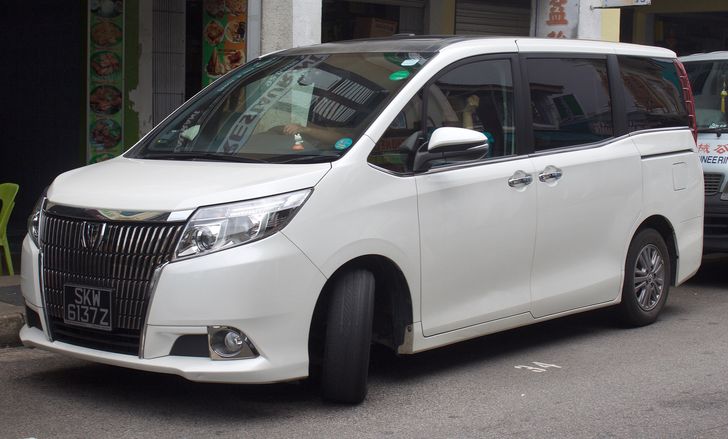 В Новосибирске нашли редкий праворульный минивэн из Японии TOYOTA Esquire 2018 года