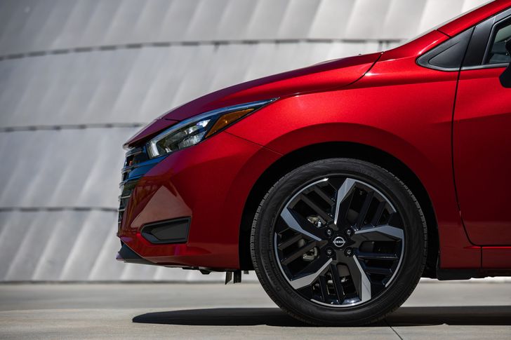 Экстерьер Nissan Versa 2023 модельного года