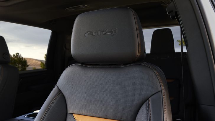 Интерьер GMC Sierra HD 2024