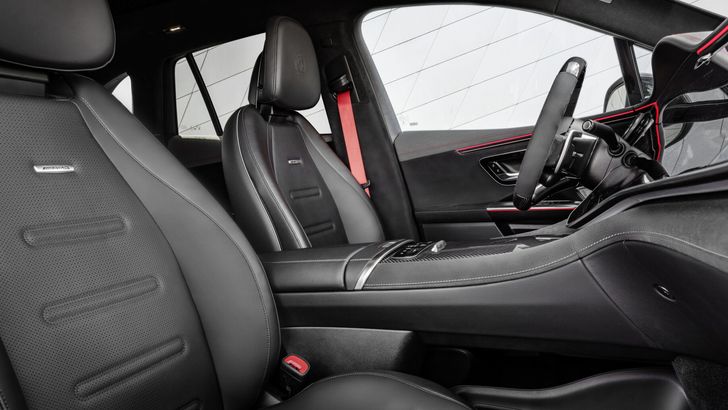 Салон Mercedes-AMG EQE SUV