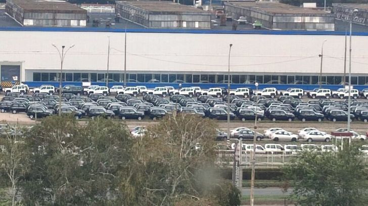 АвтоВАЗу снова не хватает комплектующих: территория завода забита некомплектными машинами
