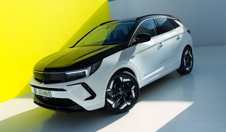Opel представил драйверскую версию кроссовера Grandland