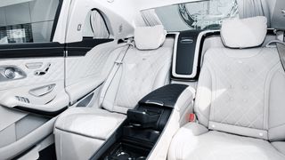 Задний ряд салона авто