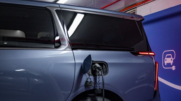 LDV Mifa 9 на зарядке