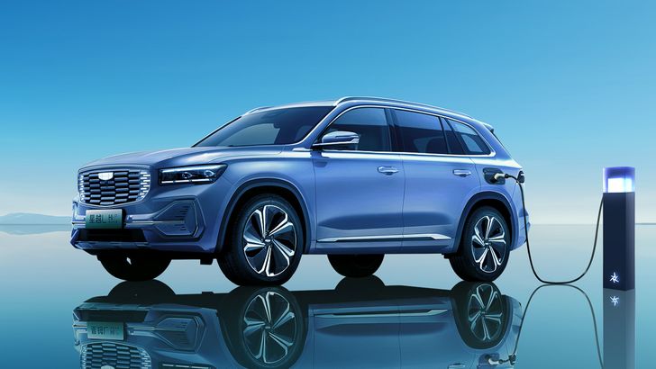 Запас хода почти 1500 км и три режима работы. Начались продажи нового гибридного кроссовера Geely