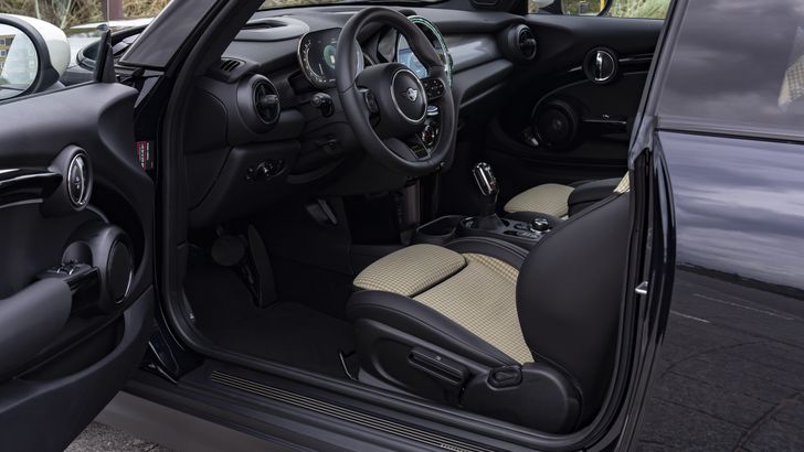 Интерьер Mini Cooper S Resolute Edition Enigmatic Black