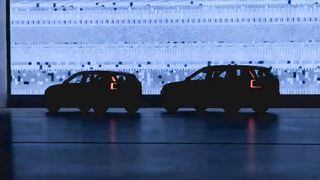 Volvo EX90 рядом с новым компактным кроссовер