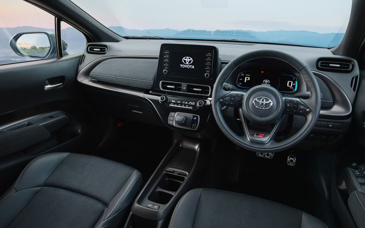 Интерьер Toyota Aqua GR Sport