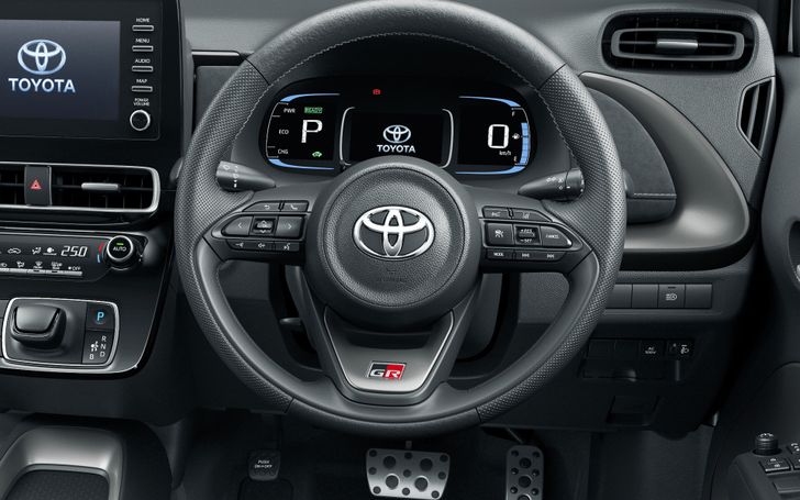 Интерьер Toyota Aqua GR Sport