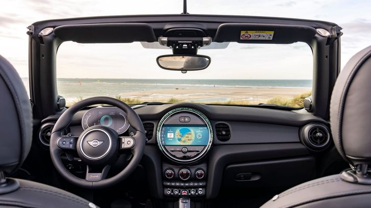 Интерьер MINI Convertible Seaside Edition
