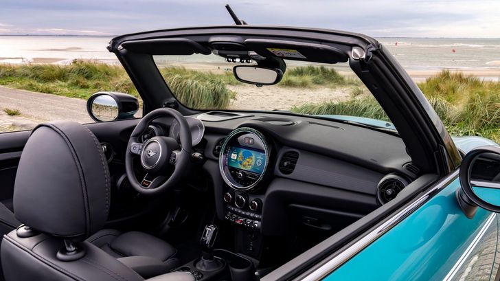 Интерьер MINI Convertible Seaside Edition