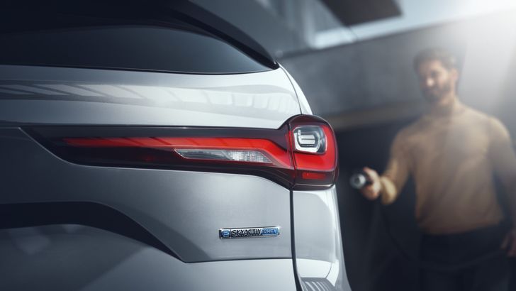 Mazda анонсировала выход флагманского кроссовера Mazda CX-90 с гибридным мотором