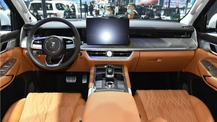 Интерьер гибридного Tank 500