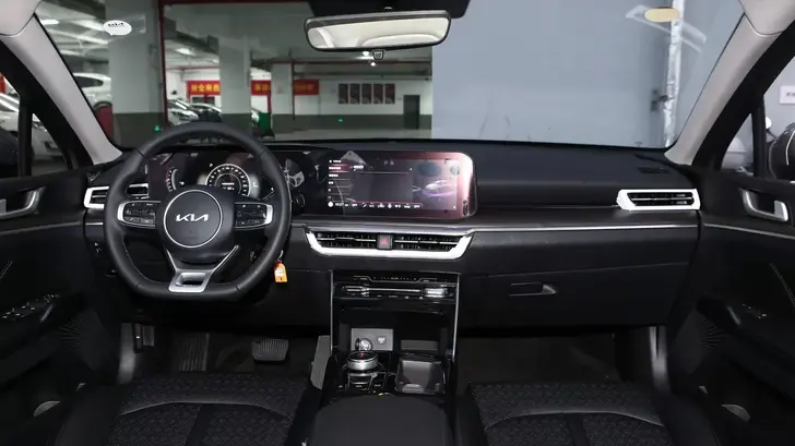 Интерьер Kia K5 для Китая