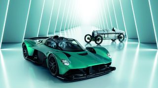 Гоночная машина Razor Blade 1923 года рядом с бескомпромиссным гиперкаром Aston Martin Valkyrie