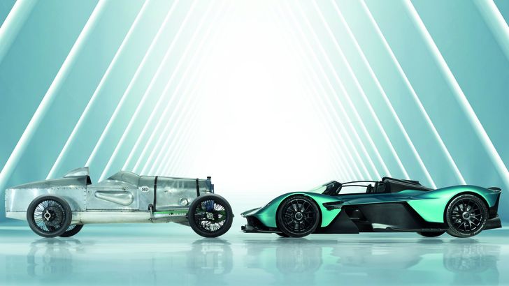 Гоночная машина Razor Blade 1923 года рядом с бескомпромиссным гиперкаром Aston Martin Valkyrie