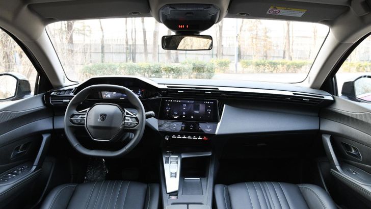 Интерьер Peugeot 408Х для Китая