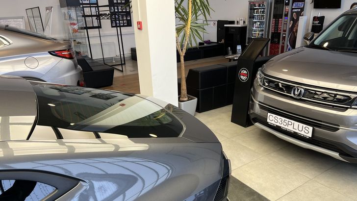 Траты россиян на покупку новых автомобилей снизились почти на 40%