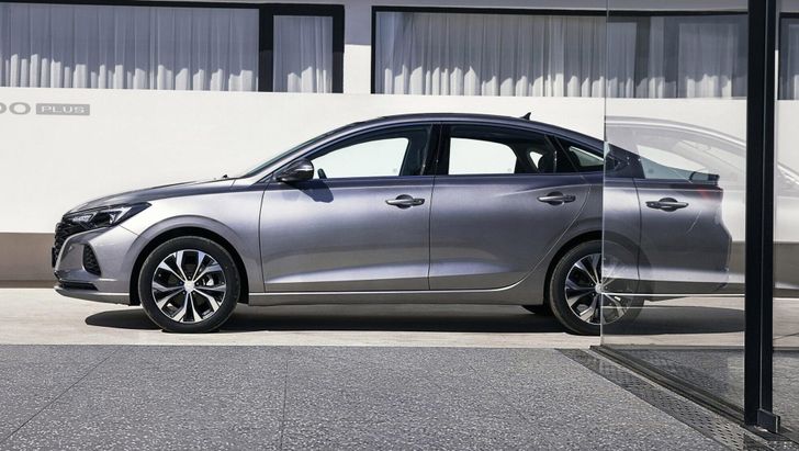 В Москве впервые заметили новый седан Changan Eado Plus